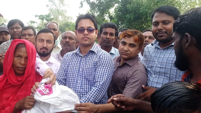 ইসলামপুরে যমুনা নদী ভাঙ্গন ক্ষতিগ্রস্তদের পরিবারের মাঝে ত্রাণ বিতরণ