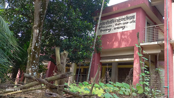 প্রতারনা করে চাকরি দেয়ার কথা বলে ৪ লক্ষ ও ২ শতাংশ জমি লিখে নিয়ে অস্বীকার