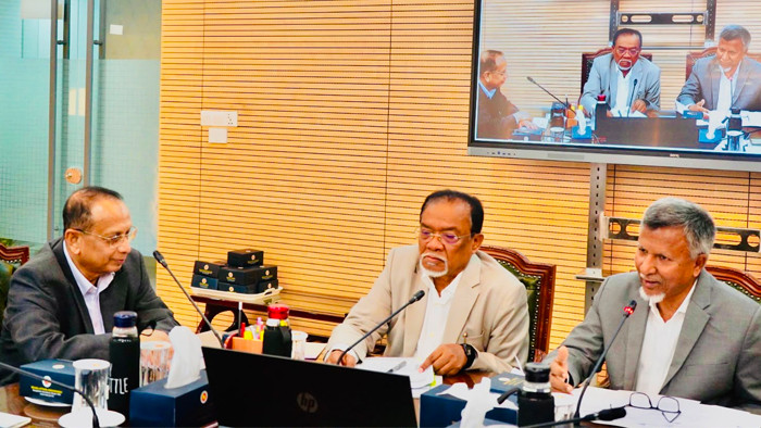 আমলাতান্ত্রিক জটিলতা এড়িয়ে ইশতেহার বাস্তবায়নের নির্দেশ জনপ্রশাসন উপদেষ্টার