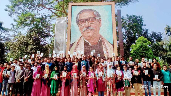 বঙ্গবন্ধুর অসমাপ্ত আত্মজীবনী বিতরণ করল ইবি ছাত্রলীগ