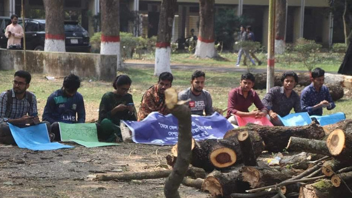 ইবিতে বৃক্ষনিধনের প্রতিবাদে অবস্থান কর্মসূচি