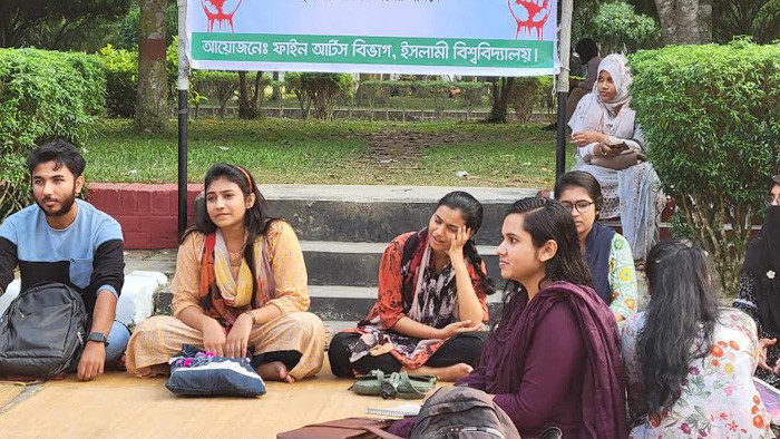 শ্রেণিকক্ষ ফিরে পেতে আমরণ অনশনে ইবির চারুকলার শিক্ষার্থীরা