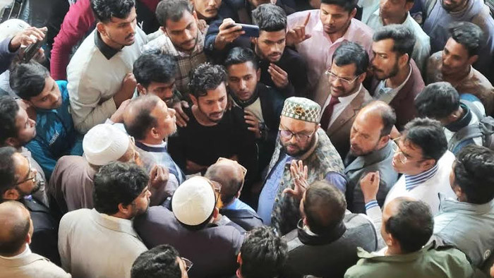 ইবিতে কক্ষ বরাদ্দ নিয়ে শিক্ষার্থীদের তোপের মুখে উপ-উপাচার্য