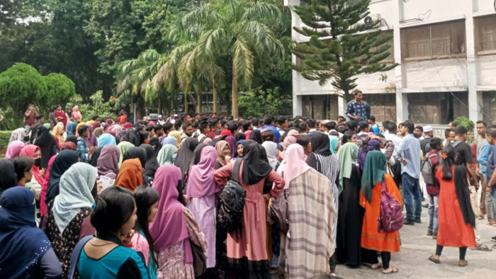 কক্ষ বরাদ্দ নিয়ে ইবিতে ত্রিমুখী আন্দোলন