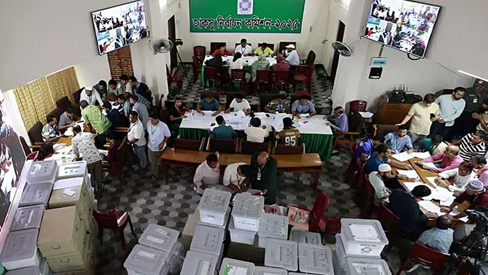 জাকসু নির্বাচনের ফল রাত ১১টার মধ্যে ঘোষণার আশা করছে নির্বাচন কমিশন