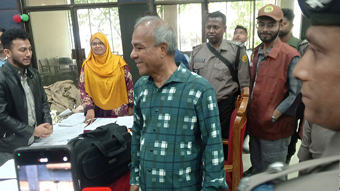 স্বরাষ্ট্র উপদেষ্টার পুলিশ হেডকোয়ার্টার্সের অপারেশন কন্ট্রোল রুম ও ডিএমপি'র থানা পরিদর্শন