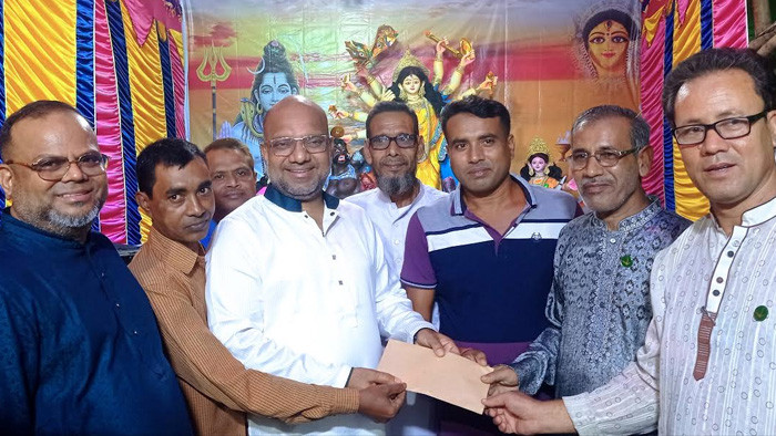 ইসলামপুরে পূজামণ্ডপে পরিদর্শন ও নগদ অর্থ বিতরণ করলেন- মোস্তফা আল মাহমুদ