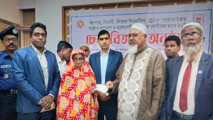 ইসলামপুরে বিভিন্ন রোগীদের মাঝে চেক বিতরণ