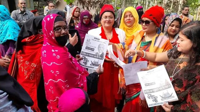 নৌকার প্রার্থী শাহজাহান ওমরের সমর্থণে গণসংযোগ করেছে যুব মহিলা লীগ