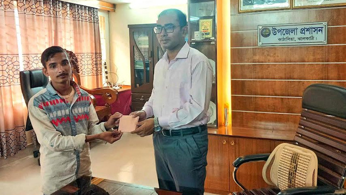 ভিক্ষায় চলে এতিম দুই ভাই-বোনের সংসার, সাহায্য দিলেন ইউএনও