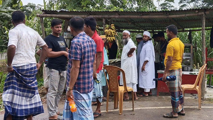 নলছিটিতে সাড়া ফেলেছে রব সরদারের আখের রস