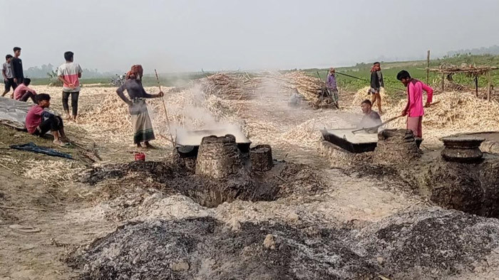 জামালপুরে অবৈধ আখ মাড়াইয়ে অস্বাস্থ্যকর হাইড্রোজে গুড় উৎপাদন