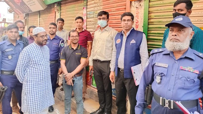 জয়পুরহাটে বিএসটিআইয়ের অভিযানে ১ কসমেটিকস দোকানকে জরিমানা