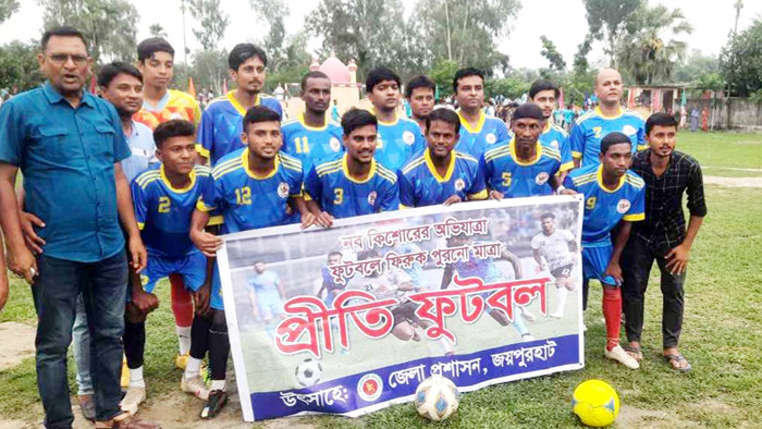 জয়পুরহাটে মাদক, বাল্যবিবাহ ও ইভটিজিং বিরোধী প্রীতি ফুটবল ম্যাচে খেললেন জেলা প্রশাসক
