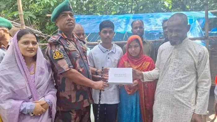জয়পুরহাটে ২০ বিজিবির পক্ষ থেকে নিহত বিশালের পরিবারকে নগদ ৩ লাখ টাকা প্রদান