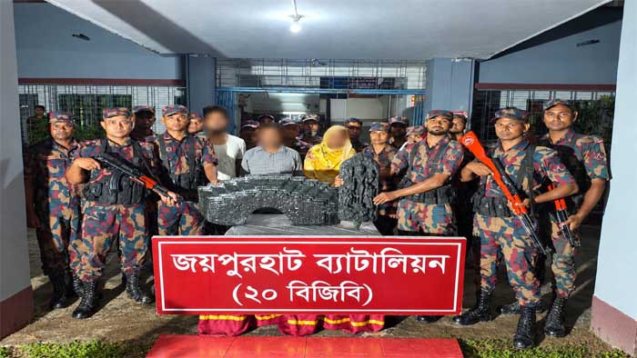 জয়পুরহাটে বিজিবি-পুলিশের যৌথ অভিযানে কোটি টাকার কষ্টিপাথরের মূর্তি উদ্ধার,