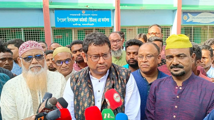 কালীগঞ্জে দলের নির্দেশনা কে বৃদ্ধাঙ্গুল দেখিয়ে ভোটের লড়াইয়ে এমপি'র ভাই-ছেলে