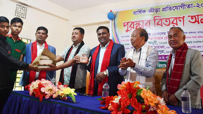 খাগড়াছড়ি আদর্শ উচ্চ বিদ্যালয়ে বার্ষিক ক্রীড়া প্রতিযোগিতা পুরস্কার বিতরণ অনুষ্ঠিত