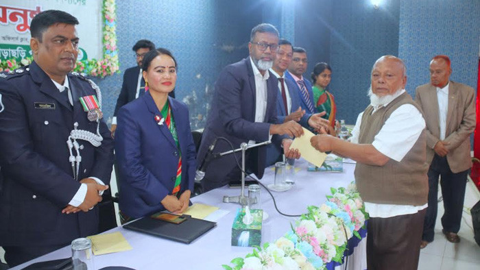 খাগড়াছড়িতে বীর মুক্তিযোদ্ধা ও শহীদ মুক্তিযোদ্ধা পরিবারের সদস্যদের সংবর্ধনা প্রদান