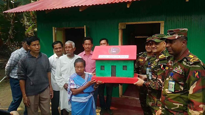 অসহায় বৃদ্ধ দম্পতির স্বপ্নপূরণ: সেনাবাহিনীর সহায়তায় পেলেন নতুন ঘর