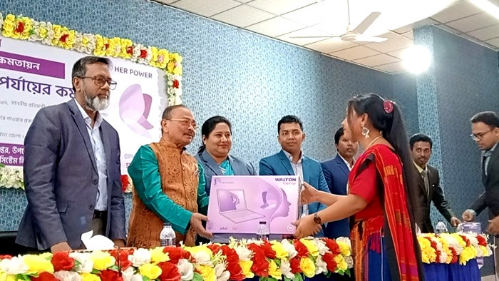 খাগড়াছড়িতে ৭৫জন নারী উপকারভোগীর মাঝে ল্যাপটপ বিতরণ করলেন কুজেন্দ্র লাল ত্রিপুরা