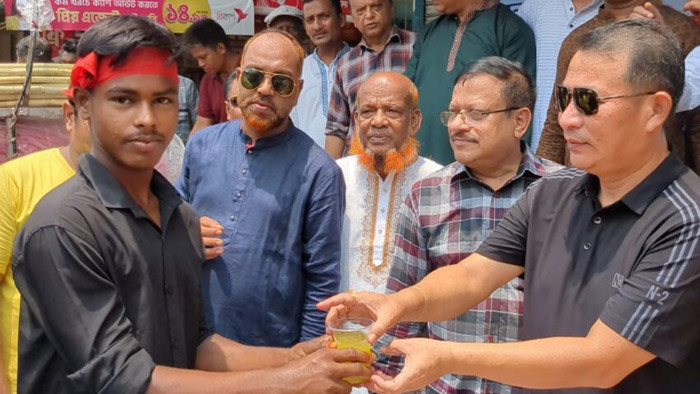 শ্রমিক দিবসে খাগড়াছড়ি সাংবাদিক ইউনিয়নের পক্ষ থেকে আখের রস বিতরণ