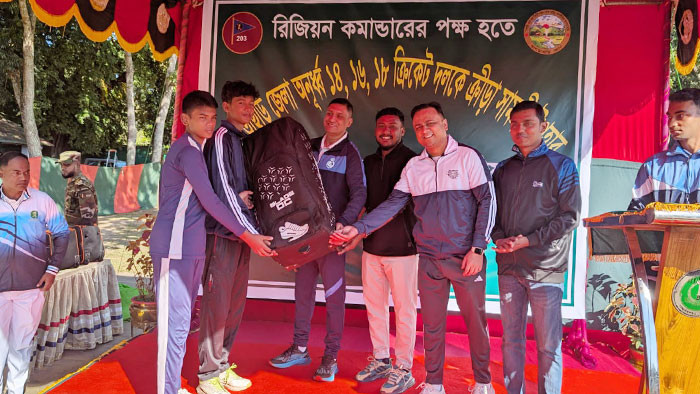 খাগড়াছড়ি রিজিয়নের উদ্যোগে ক্রিকেটারদের মাঝে ক্রীড়া সামগ্রী বিতরণ