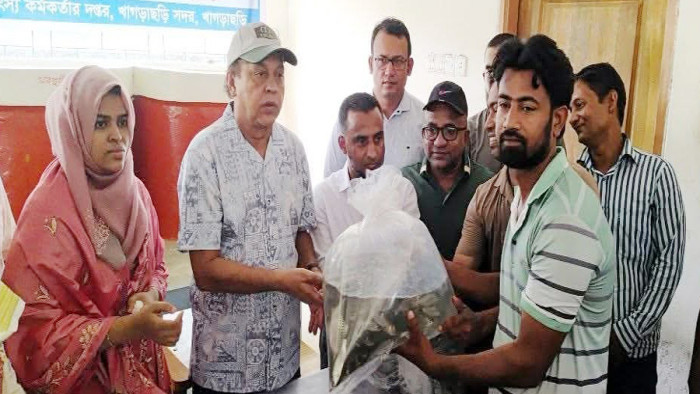 খাগড়াছড়িতে সরকারি-বেসরকারি জলাশয়ে পোনা মাছ অবমুক্ত