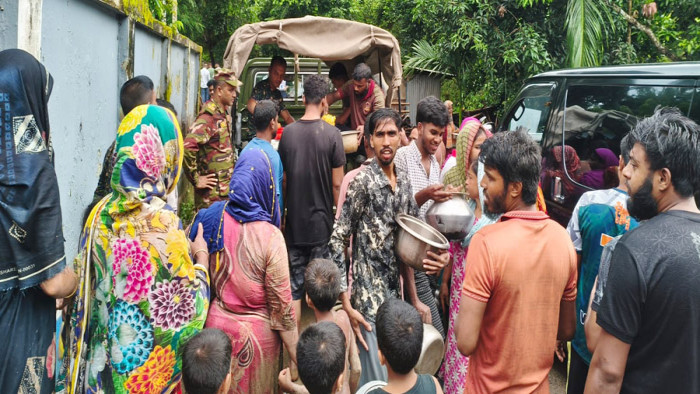 বৃষ্টিপাত ও পাহাড়ি ঢলে খাগড়াছড়ির নিম্নাঞ্চল প্লাবিত, ক্ষতিগ্রস্তদের খাবার দিল সেনাবাহিনী