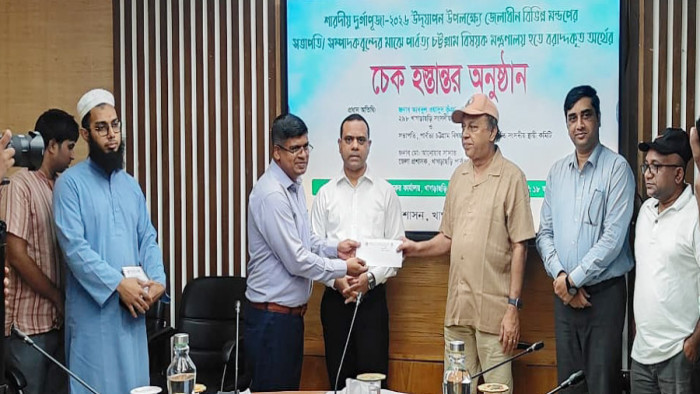 খাগড়াছড়িতে দুর্গাপূজা উপলক্ষে মণ্ডপে মণ্ডপে সরকারি অনুদানের চেক বিতরণ