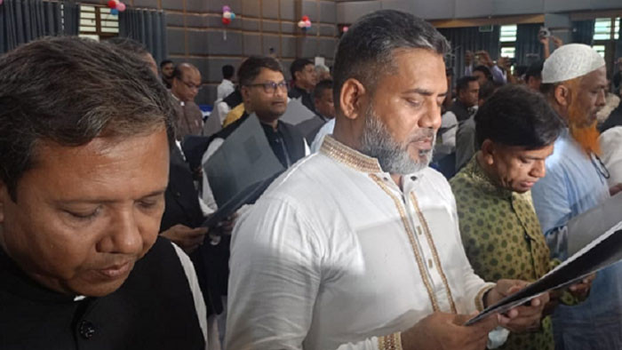 নব-নির্বাচিত লংগদু উপজেলা পরিষদ চেয়ারম্যান, ভাইস-চেয়ারম্যানদের শপথ গ্রহন