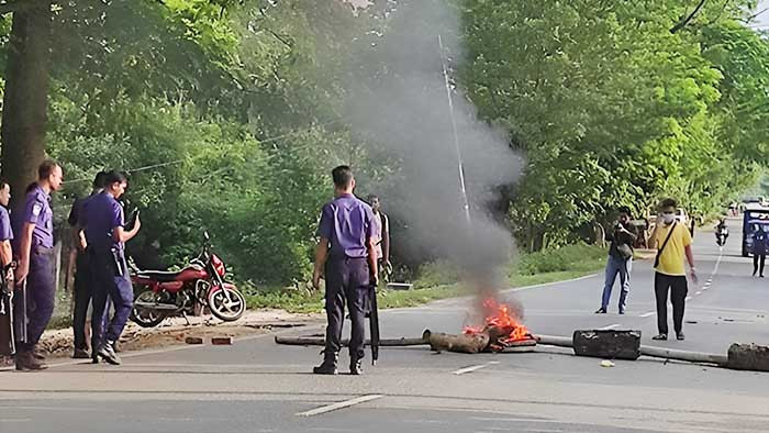 খাগড়াছড়িতে অবরোধে আটকা হাজারো পর্যটক