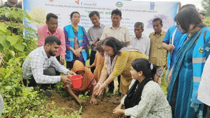 খাগড়াছড়ির মাটিরাঙ্গা রামগড় সীমান্ত সড়কে করলিয়া প্রকল্পের বৃক্ষরোপণ কর্মসূচি উদ্বোধন