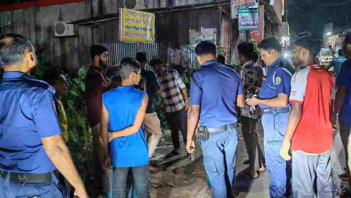 পটুয়াখালীর বাউফলে পরপর ৪ ককটেল বিস্ফোরণ, শহরজুড়ে আতঙ্ক পটুয়াখালীর বাউফলে পরপর ৪ ককটেল বিস্ফোরণ, শহরজুড়ে আতঙ্ক