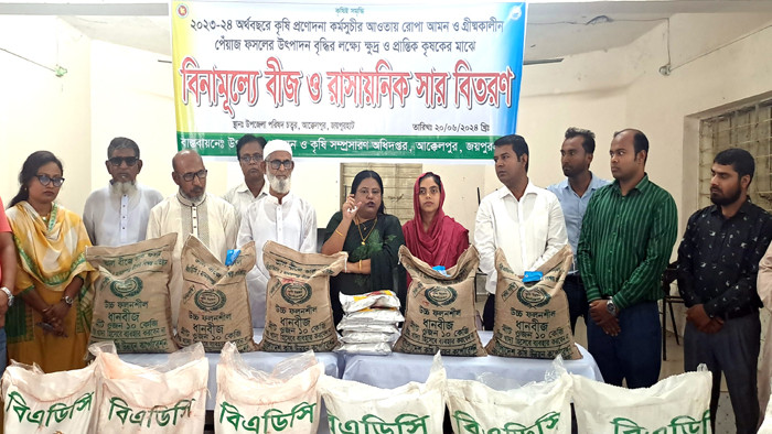 আক্কেলপুরে কৃষকদের মাঝে বিনামূল্যে সার-বীজ বিতরণ