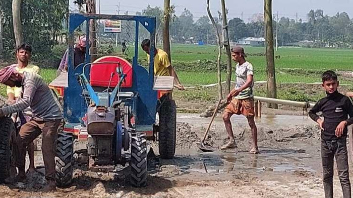 নাগেশ্বরীর মনিরহাটে সফিকুল কর্তৃক ড্রেজারে বালু উত্তোলন