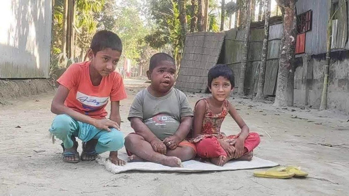 কুড়িগ্রামে যে যুবকে দেখতে শিশুর মতো হলেও বয়স তার ৩২ বছর