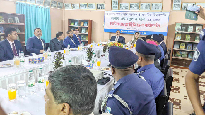 কুড়িগ্রামে দাশিয়ারছড়া ছিটমহল পরিদর্শন ও মতবিনিময় করেছেন প্রধান বিচারপতি