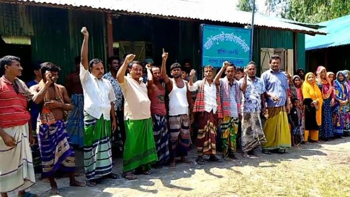 প্রধান শিক্ষকের বিরুদ্ধে অনিয়ম-দুর্নীতির অভিযোগ, পদত্যাগ দাবিতে এলাকাবাসীর বিক্ষোভ