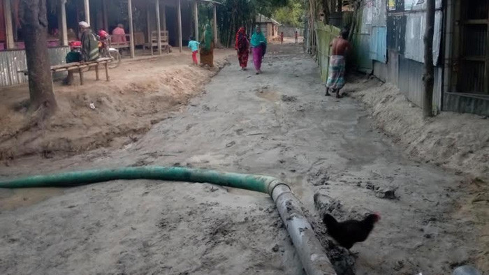 কুড়িগ্রামে রাস্তার কাজে অবৈধ ড্রেজার মেশিন দিয়ে বালু ভরাট কাজ করছে ঠিকাদার প্রতিষ্ঠান