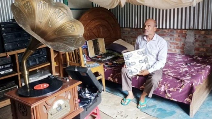ছোট্ট টিনের ঘরে আমজাদ হোসেনের গ্রামোফোনের সমাহার