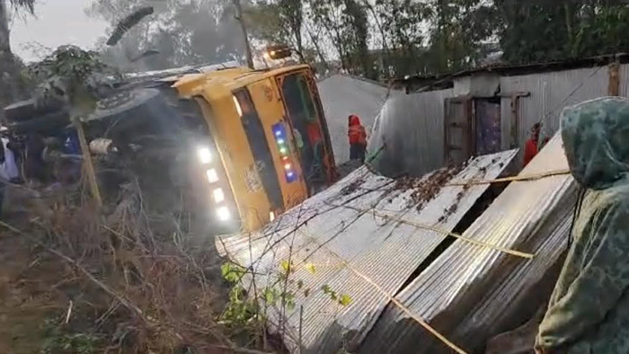 লালমনিরহাটে ভোর রাতে ট্রাকের নিচে দাদির মৃত্যু, আহত নাতি