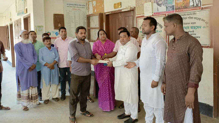 আগুনে ক্ষতিগ্রস্ত দোকানদারদের আর্থিক সহয়তা দিয়ে পাশে দাঁড়ালেন চেয়ারম্যান শ্যামল