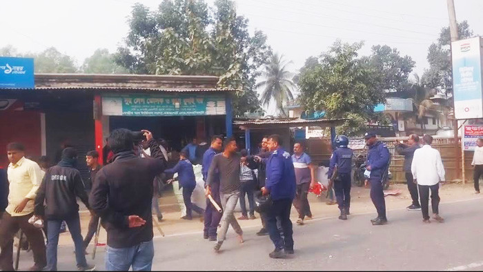 লালমনিরহাটে শ্রমিকদের দুই গ্রুপের সংঘর্ষ, পুলিশ-সাংবাদিকসহ আহত-১২