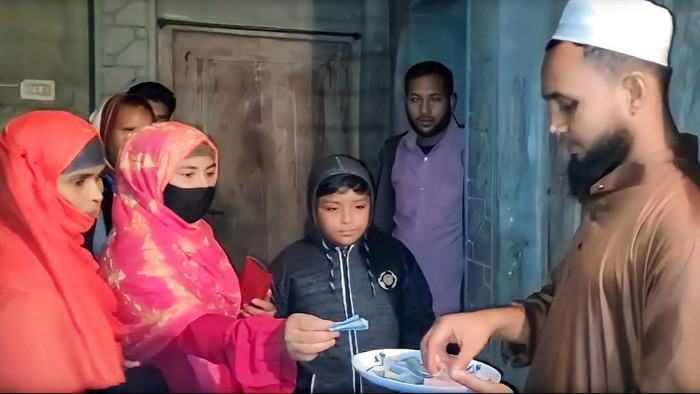 লালপুরে ভন্ড কবিরাজের এক পিচ কলার দাম ২০০ টাকা
