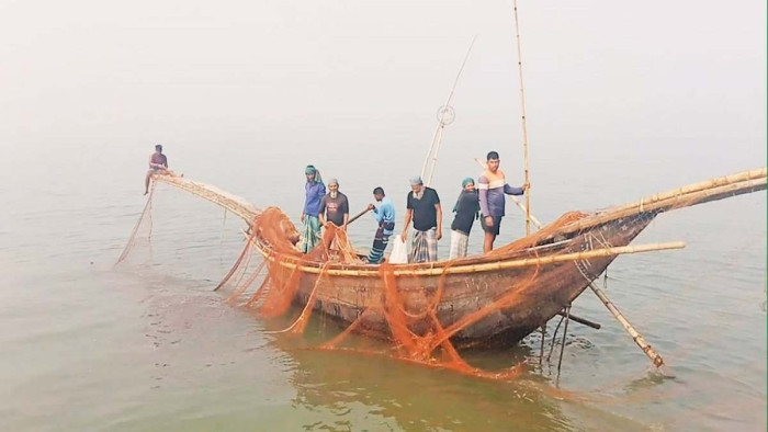 রাত থেকে পদ্মা-মেঘনায় মাছ ধরায় ২২ দিনের নিষেধাজ্ঞা