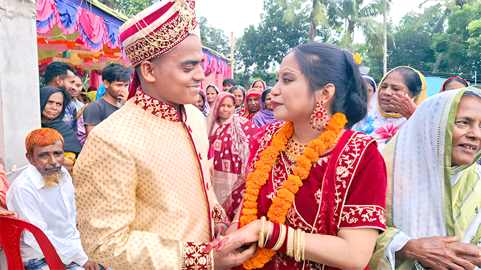 প্রেমের টানে নওগাঁয় মালয়েশিয়ান তরুণী, বসলো বিয়ের পিঁড়িতে