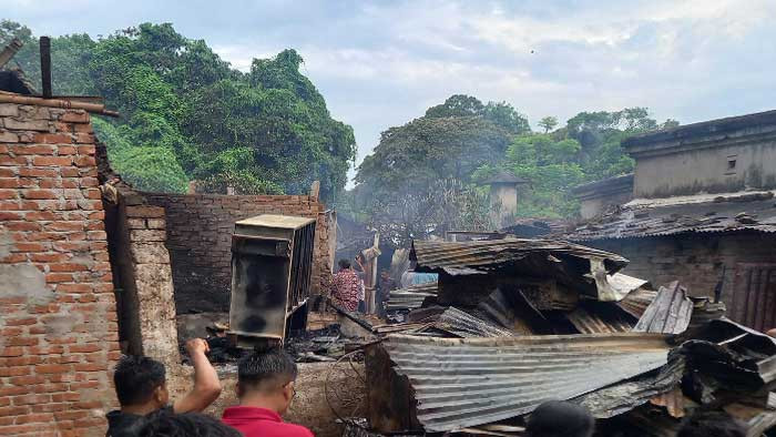 চট্টগ্রামের মালিপাড়া বস্তির আগুন নিয়ন্ত্রণে