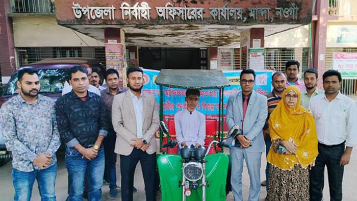 মান্দায় অটো হুইল চেয়ার পেল প্রতিবন্ধী শিক্ষার্থী
