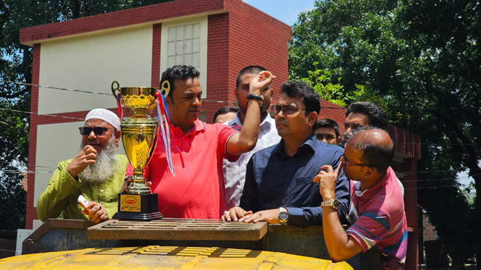 জেলা প্রশাসক ফুটবল টুর্নামেন্টে চ্যাম্পিয়ন হওয়ায় মান্দায় বিজয়র‍্যালি